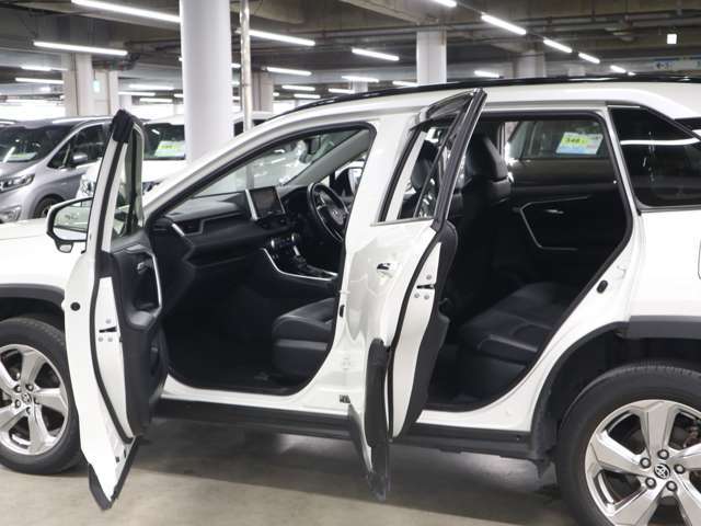 ご納車前のボディガラスコーティングも専門の業者が常駐しておりクオリティの高いコーティングを低価格にてご提供しております♪