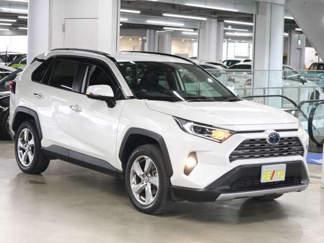雨が降ってもゆったりと車選びができる全天候型立体展示場！エスカレーター完備！