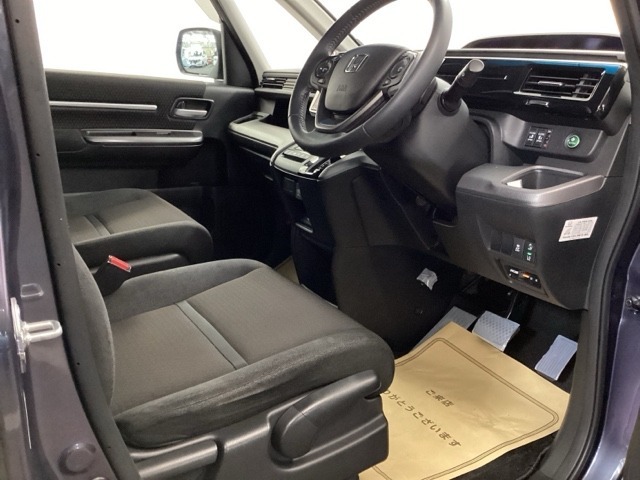 フィット感のあるシート。身体をしっかりと支えてくれるので、長時間の運転も快適にサポートしてくれます。
