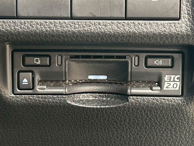 【ETC車載器】を装備しておりますので、ご納車直後からの遠距離ドライブも可能です。土日の利用料金の割引や、朝夕の通行料金を割引料金で高速道路をお楽しみいただけます。
