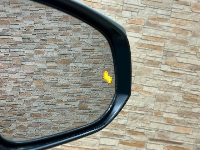 【ブラインドスポットモニター（BSM）】車線変更時に車両後方から来る車両を検知し安全をサポートする装置です。