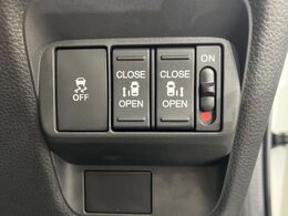 【両側パワースライドドア】スマートキーや運転席のスイッチで後席両側スライドドアの開閉が可能♪電動だから力を入れてドアを開ける必要が無く、小さなお子様でも簡単に開け閉めでき快適です♪