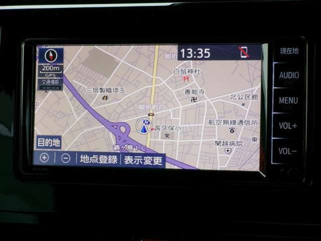 純正ナビを装備。タッチパネル式で使いやすく、お出かけもラクラクです。