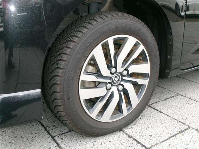 スポーティな印象を与える純正ホイールです。どこまでも走っていきたくなるようなデザインですね♪