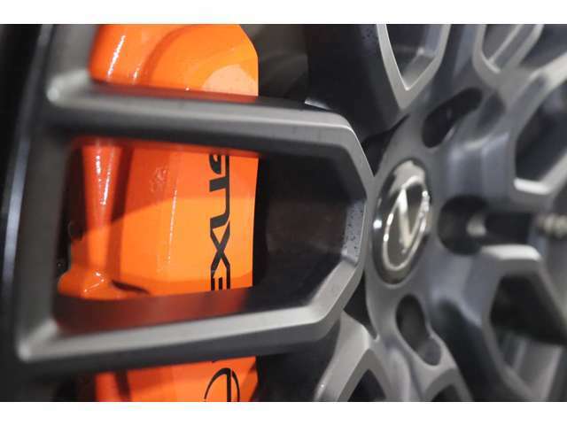 【Fスポーツ専用オレンジブレーキキャリパー】スポーティな走りに対応するLEXUSロゴ付きのFSPORT専用ブレーキキャリパー。