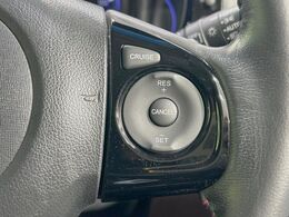 【クルーズコントロール】高速道路もラクラク走行。アクセルを離しても一定速度で走行ができ、長距離運転時の負担を軽減！加速・減速も簡単なスイッチ操作で調整できます。