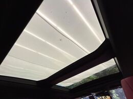 【大型サンルーフ】車内の解放感が一気に上がる大型のパノラマルーフ！季節を問わず開放的で快適なドライブをお楽しみいただけます。流通量も少なく希少価値の高い人気の装備です♪