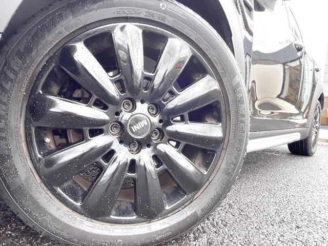 ●純正18インチアルミホイール：輸入車ならではの卓越した走りを支えるホイールと足回りです！日本車の走りに慣れている方にもぜひ体感して頂きたいほど、高いレベルでまとまっています！