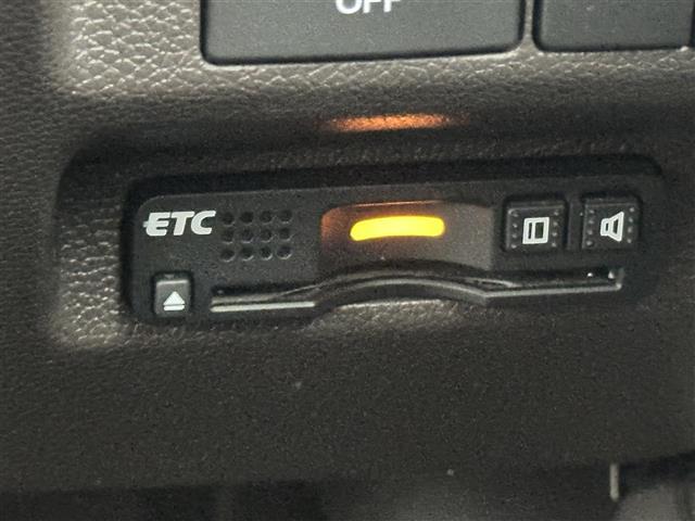 【ETC】有料道路を利用する際に料金所で停止することなく通過できる、ETC車載器（ノンストップ自動料金収受システム機器）が装備されています。セットアップを行うことで利用可能になります。