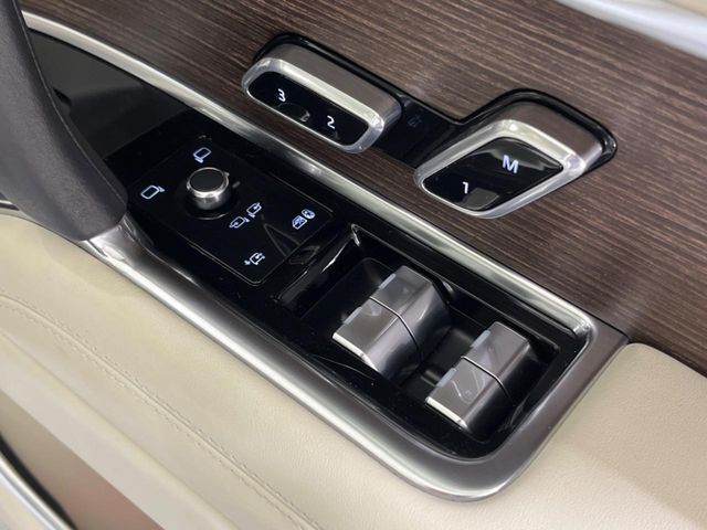 メモリー機能付フルパワーシート『ドライバー三名までのシートポジションを記憶するメモリー機能付きのフルパワーシートを装備します。ご家族でのご使用をお考えの方にもぜひおすすめさせていただきます。』