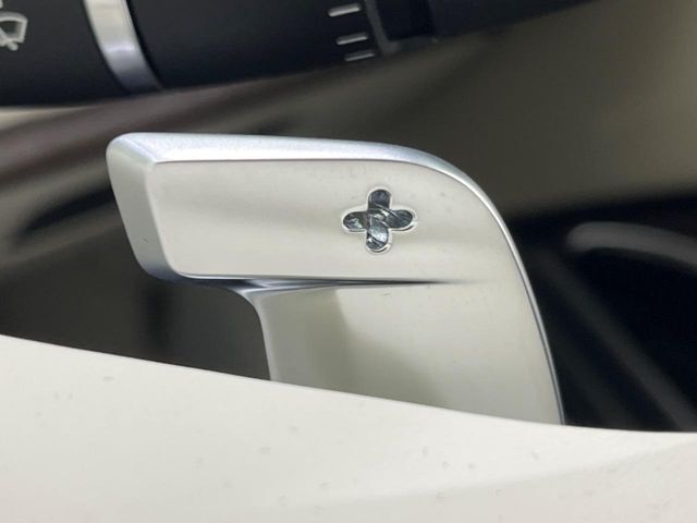 ステアリングパドルシフト『ステアリング裏に備え付けられたパドルによりシフトチェンジを意のままに。スポーティな走りをお求めの方へ。』