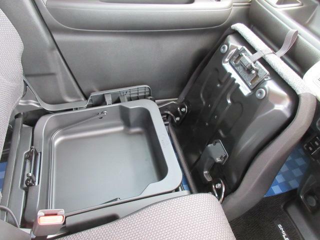 【助手席シートアンダーボックス】助手席の下にも大容量スペース！普段あまり使わない物や洗車道具を入れておくと便利ですよ♪