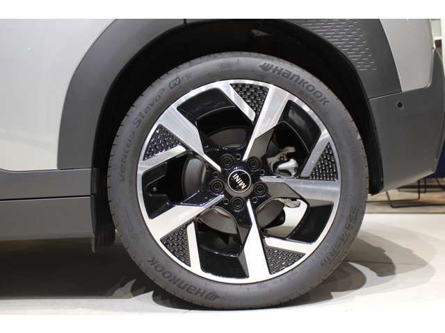 ご納車前の点検整備費、そしてご納車後の認定中古車保証料は全て車両価格に含まれております。安心の正規ディーラーで！