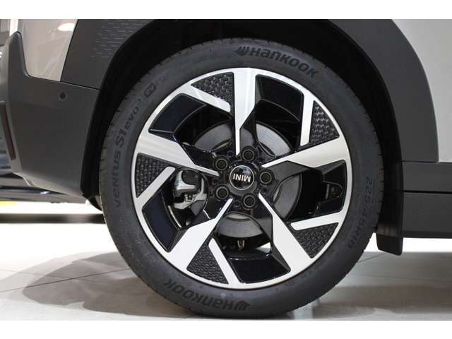 ご納車前の点検整備費、そしてご納車後の認定中古車保証料は全て車両価格に含まれております。安心の正規ディーラーで！