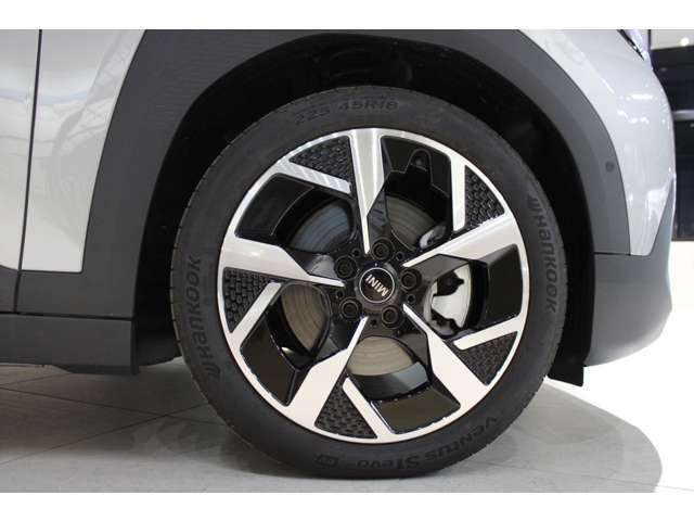 ご納車前の点検整備費、そしてご納車後の認定中古車保証料は全て車両価格に含まれております。安心の正規ディーラーで！