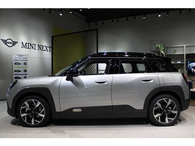 熟知したメカニックによる100項目の点検・整備を行います。不具合箇所、交換時期に達している部品に関しましては、全て当社負担で交換してからのご納車となります。