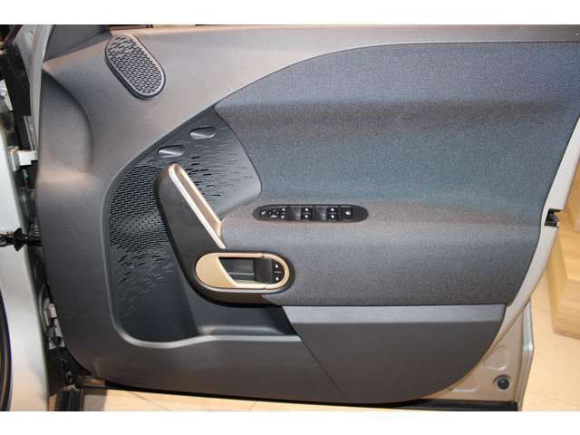 ご納車前の点検整備費、そしてご納車後の認定中古車保証料は全て車両価格に含まれております。