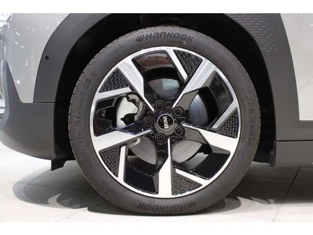 ご納車前の点検整備費、そしてご納車後の認定中古車保証料は全て車両価格に含まれております。安心の正規ディーラーで！