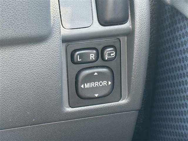 電動格納ドアミラー★ボタン一つでドアミラーの折り畳みが可能です。ミラーの角度調整もスイッチ操作で調整できます♪