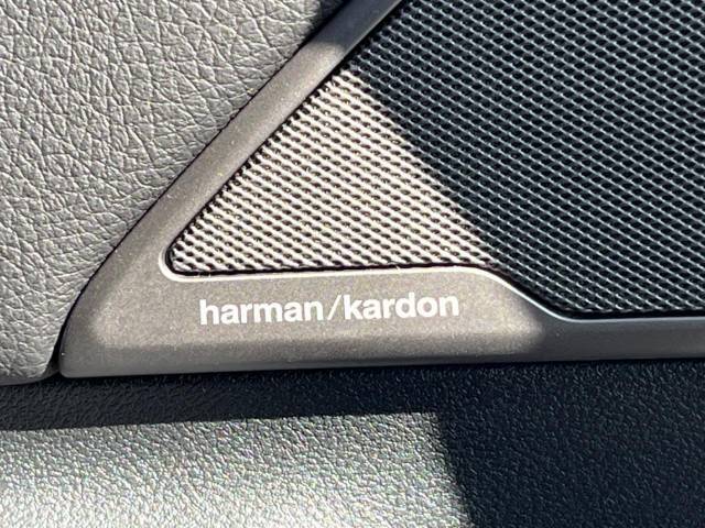 ●harman/kardonサウンドシステム：オーディオ専門メーカーが手掛けるプレミアムスピーカーを装備。多数のスピーカーから、音の粒立ちまで分かる高品質な音楽をお楽しみいただけます。