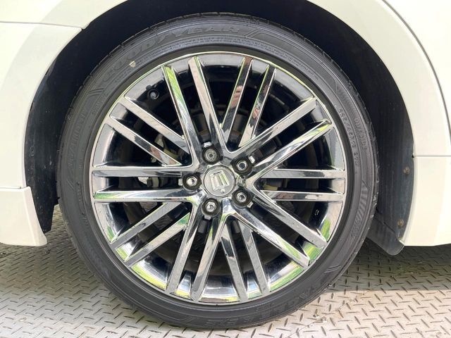 【純正18インチアルミホイール】外観にマッチした純正アルミホイールを装着しております。各種社外アルミホイールや、スタッドレスタイヤも取扱いしております。是非ご相談ください♪