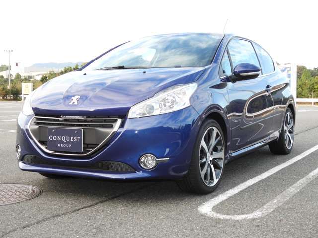 コンパクトなボディに、より大きなスペースを室内に確保し徹底した軽量化も実現