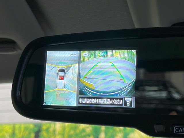 【アラウンドビューモニター】前後左右のカメラの映像をモニターに表示。真上から見ているような視点で周囲を確認できます。