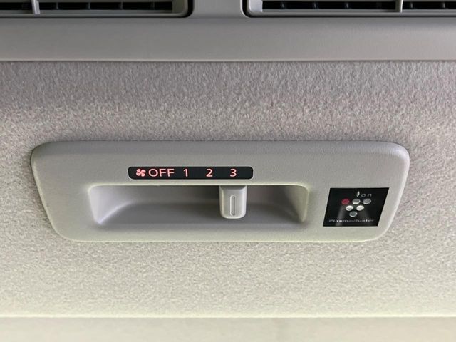 【リアシーリングファン】後席に送風。空気を効率的に循環させることで、室内空間の温度を均一に保ちます。エアコンを使わないときでも、送風することによって、後席でも心地よく過ごすことができます。