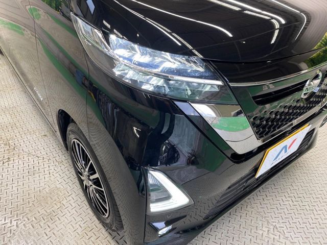 【LEDヘッドランプ】長寿命かつ視認性に優れたLEDヘッドライト。明るいLEDは暗い夜道でも安心です。ヘッドライトの劣化を防ぐコーティングの施工も承りますので、担当スタッフにお気軽にお申し付け下さい。