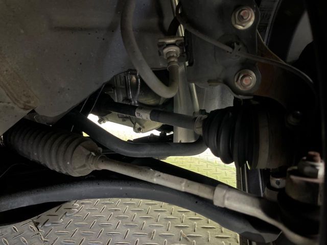 お車を安心してお乗りいただく為には、足回りの定期点検が欠かせません。サービスサポート（有償保証）では無料点検もご提供しており、安心のカーライフをお過ごしいただけるサポート体制が整っています。