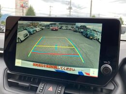 【バックカメラ】駐車時に後方がリアルタイム映像で確認できます。大型商業施設や立体駐車場での駐車時や、夜間のバック時に大活躍！運転スキルに関わらず、今や必須となった装備のひとつです！
