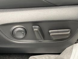 【メモリー機能付きパワーシート】ドライバーごとに設定したシート位置を記憶して、ボタン一つで切り替えできる便利な機能！運転する方が複数名いらっしゃるご家庭におすすめです♪