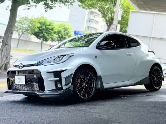 サブラジエーター＆コールドエアインテークダクトがメーカーオプション装備されます