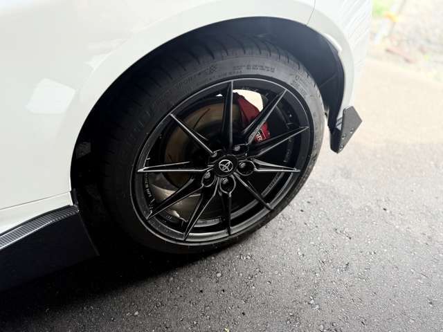 RZハイパフォーマンス専用BBS製鍛造18インチアルミホイールに専用レッドブレーキキャリパーまたサスペンションもRZハイパフォーマンス専用にチューニングされたサスペンションが装備されます