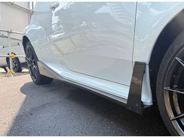 RZハイパフォーマンス専用BBS製鍛造18インチアルミホイールに専用レッドブレーキキャリパーまたサスペンションもRZハイパフォーマンス専用にチューニングされたサスペンションが装備されます