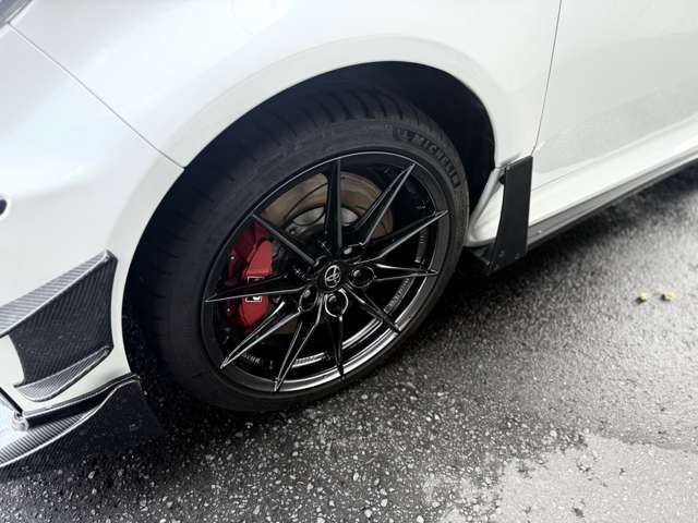 RZハイパフォーマンス専用BBS製鍛造18インチアルミホイールに専用レッドブレーキキャリパーまたサスペンションもRZハイパフォーマンス専用にチューニングされたサスペンションが装備されます