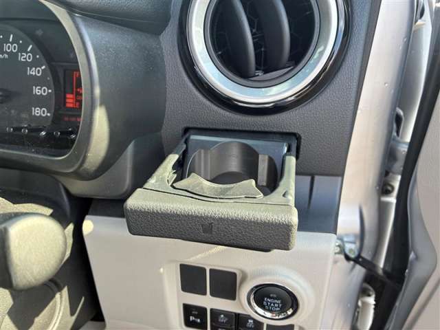 運転席側ドリンクホルダー付