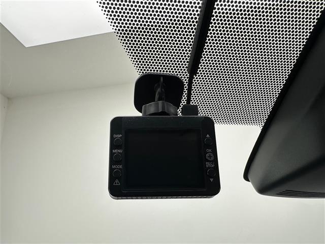 【ドライブレコーダー】映像・音声などの運転中の記録を残します。事故などを起こした起こされた時の証拠になりえますので、もしも時でも安心ですね。