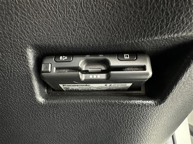 【ETC】有料道路を利用する際に料金所で停止することなく通過できる、ETC車載器（ノンストップ自動料金収受システム機器）が装備されています。セットアップを行うことで利用可能になります。