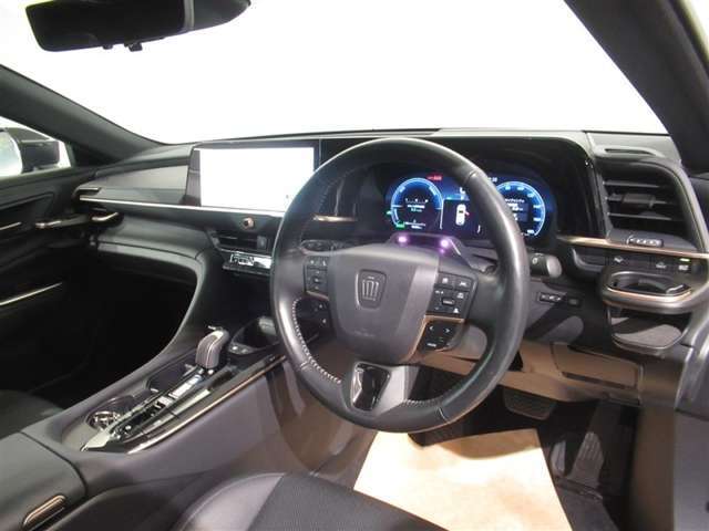 手で触れた感じの質感も高く、高級感のあるインパネです　オーナーになった喜びを味わえる造りです　日頃触れるステアリングやシフトノブもキレイに仕上げてあります