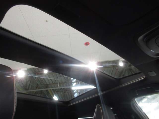 後席部分にもサンルーフがございます　星空を眺めるもよし、オープンにして開放的になるもよし　使い方はいろいろです