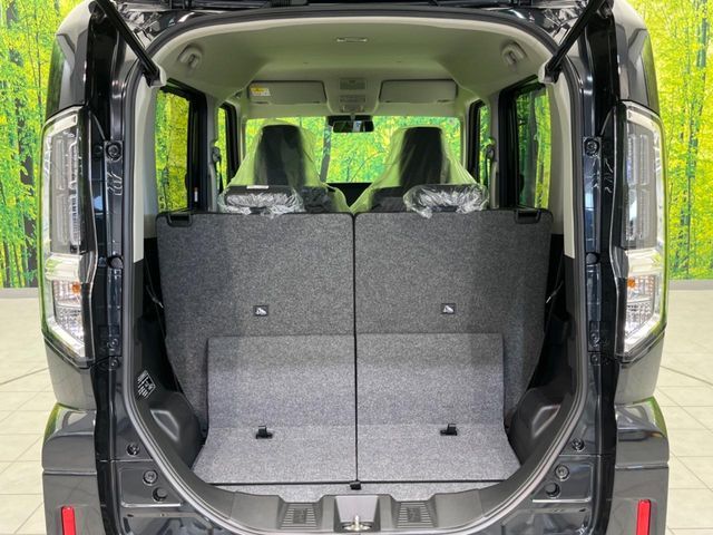 普段のお買い物や通勤、送迎等に十分な荷室スペースを確保しております。セカンドシートを倒すと、大きな荷物の積載も可能です♪