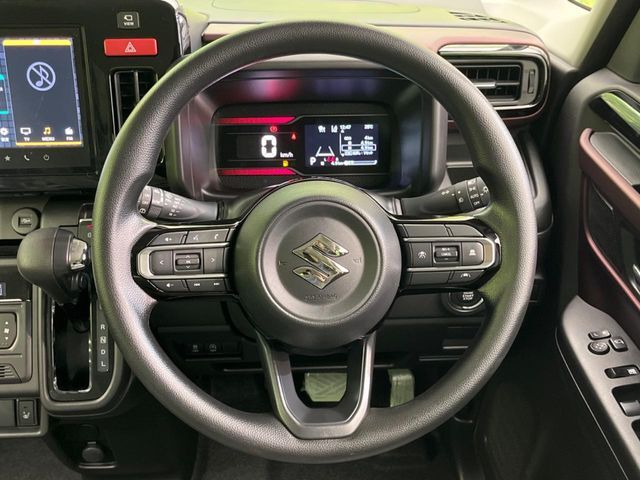 インテリアに合わせたデザインのステアリングは、運転される方のことも考え、運転しやすい形状、大きさです。是非一度、実際に触ってお確かめください。