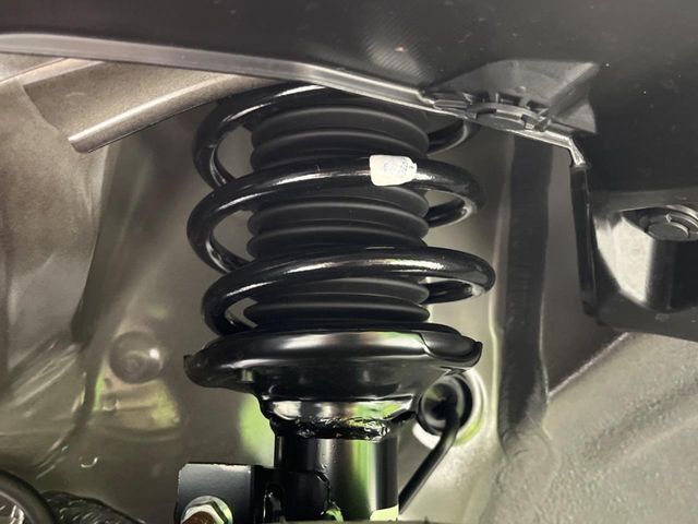 お車を安心してお乗りいただく為には、足回りの定期点検が欠かせません。サービスサポート（有償保証）では無料点検もご提供しており、安心のカーライフをお過ごしいただけるサポート体制が整っています。