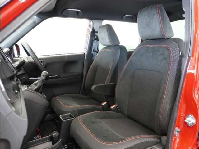 運転席と助手席は足元が繋がっているので自由に行き来しやすいので駐車場が狭いときでも助手席側からスムーズに乗り降りできて便利！