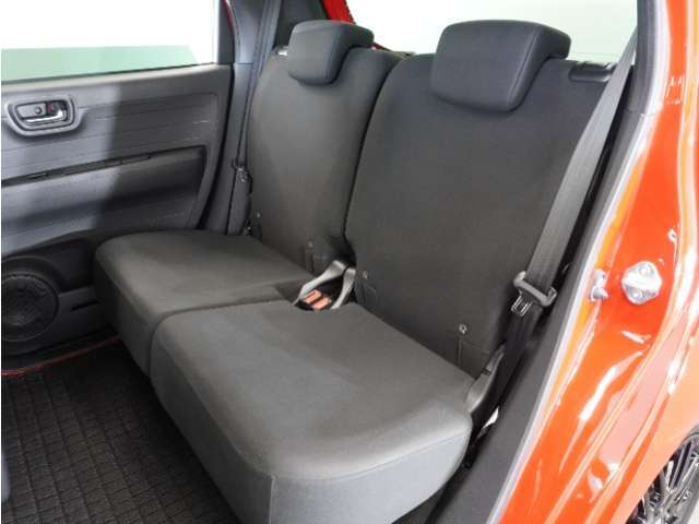 家族やご友人とBBQに行くとき、楽しさは道中の車内から始まっています！このベンチシートに座って、みんなで和気あいあい盛り上がりましょう！