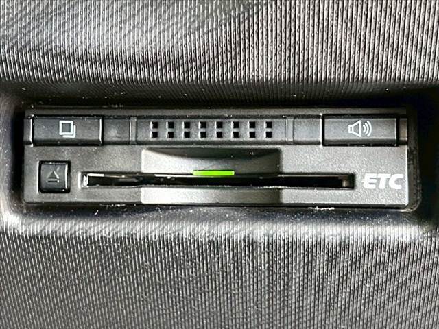 【ETC車載器】を装備しておりますので、ご納車直後からの遠距離ドライブも可能です。土日の利用料金の割引や、朝夕の通行料金を割引料金で高速道路をお楽しみいただけます。