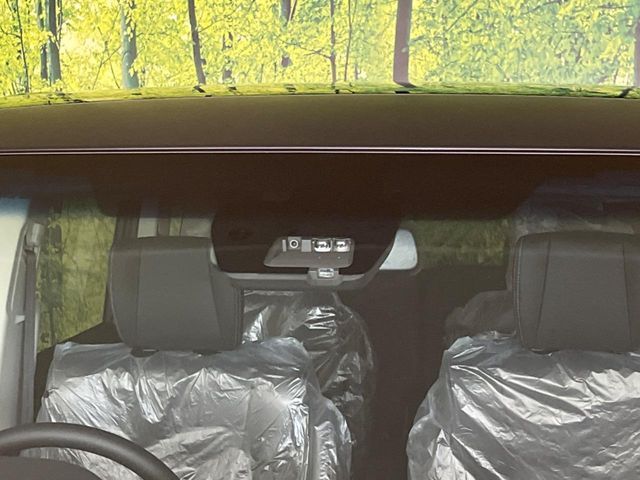 【三菱e-Assist】走行中に前方の車両等を認識し、衝突しそうな時は警報とブレーキで衝突回避と被害軽減をアシスト。より安全にドライブをお楽しみいただけます。