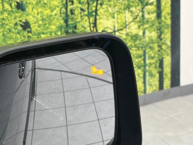【ブラインドスポットワーニング】走行中、ドアミラーの死角になりやすい箇所に後続車が接近するとサイドミラー付近に警告を表示、ドライバーに注意喚起をしてくれます。
