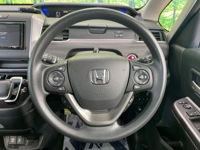 インテリアに合わせたデザインのステアリングは、運転される方のことも考え、運転しやすい形状、大きさです。是非一度、実際に触ってお確かめください。